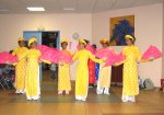 Une danse du vietnam interprétée par les élèves du collège Tran van On
