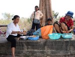 Rom et Darra préparent le pique-nique près d'Angkor Vat