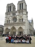 Devant Notre-Dame de Paris