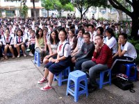 Devant quelques uns des 3500 élèves du collège TVO