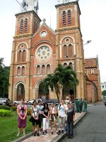 Devant la cathédrale de Saigon