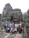 Parmi les statues du Bayon, à Angkor Thom