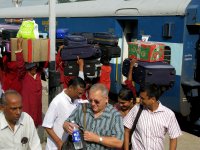 Arrivée à benarès : louis et les porteurs de bagages