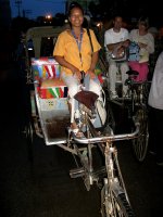 en cyclo pousse dans Varanasi