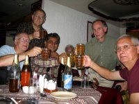 Partager une bière de millet avec notre guide Partha