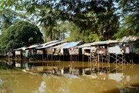 quelques maisons sur pilotis sur les bords de la rivière Siem Reap