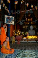 2 moines prêts au dialogue et curieux de la vie, extérieure, de leurs visiteurs